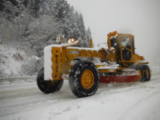 事前に除雪機械や人員を配備して国道４９号線の除雪作業を実施