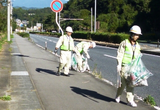 環境美化に対するモラルの向上を図るため、全市民の協力を得た一斉清掃活動を実施